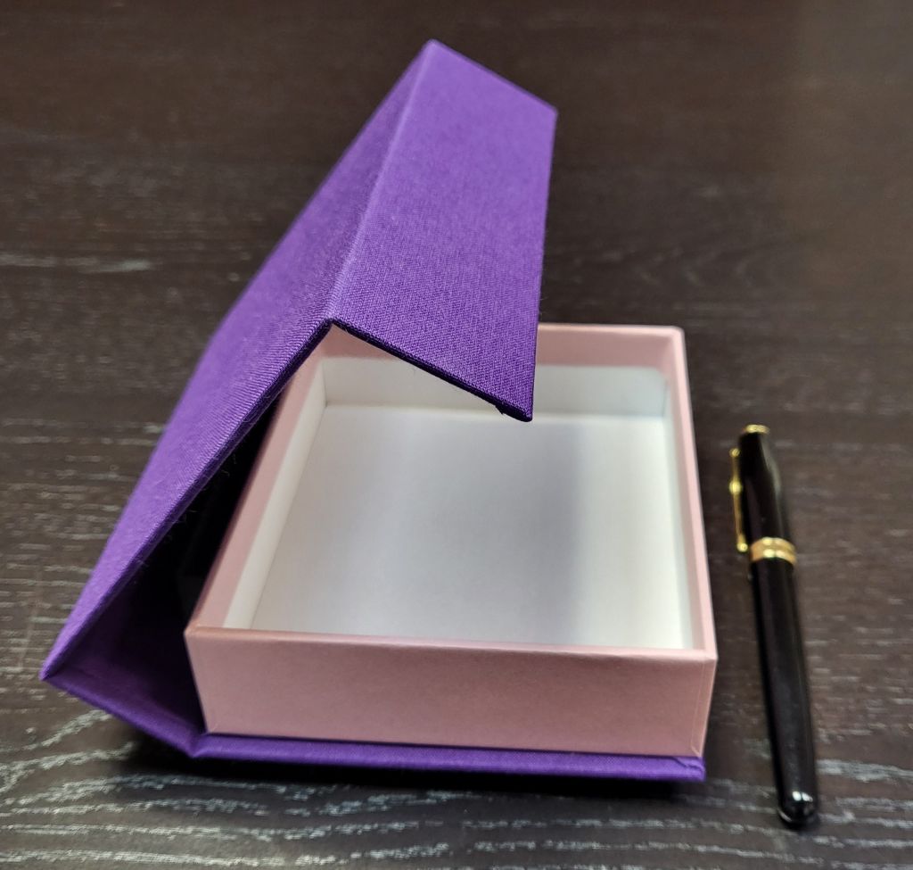 6571-Cutie cu magnet 125x105x30mm panza mov si picioruse-1